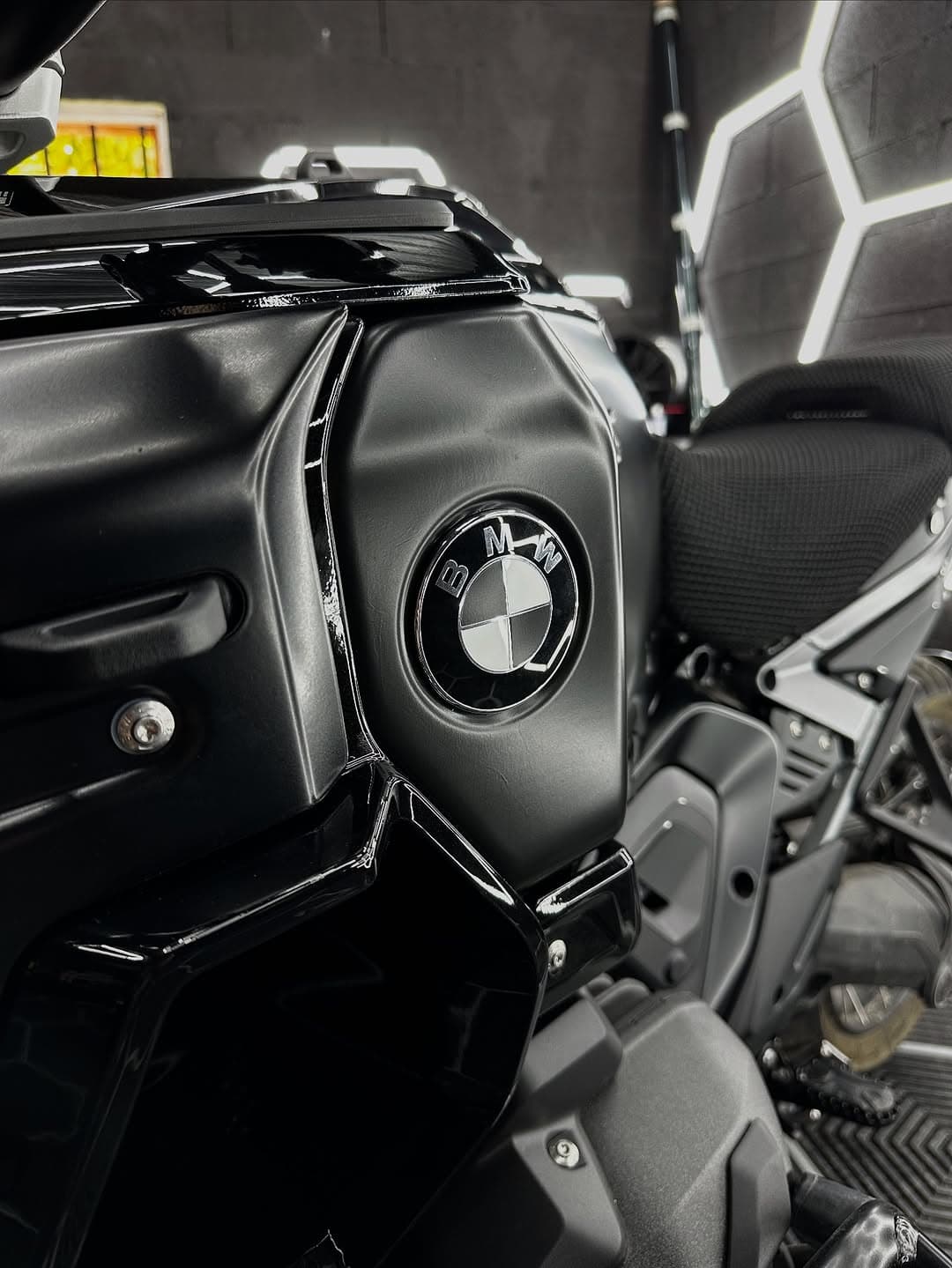 Covering réservoir terminé sur cette GS 1300 Adven (2)