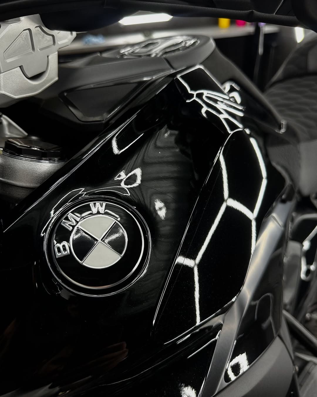 Application d’un PPF brillant en pre-cut sur cette (2)