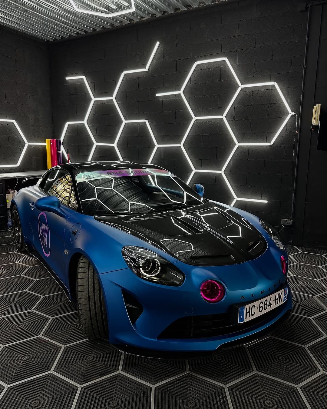 Pose personnalisée sur Alpine A110R pour BNB Racin (2)