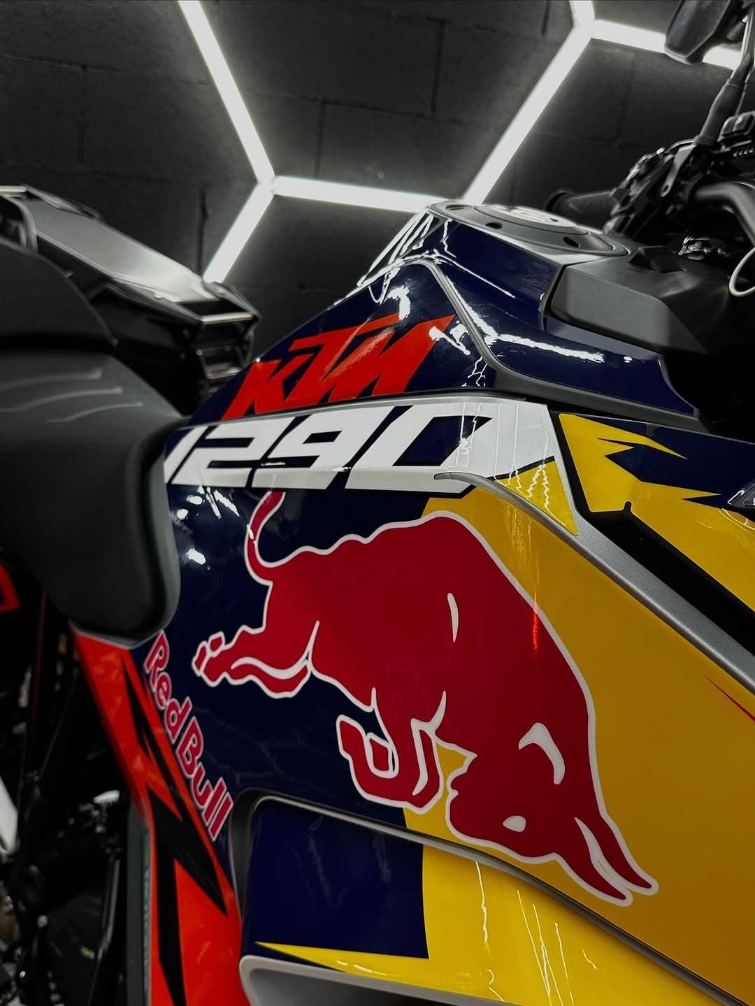 🔥 KIT DÉCO RED BULL SUR KTM 1290 ADVENTURE  (2)