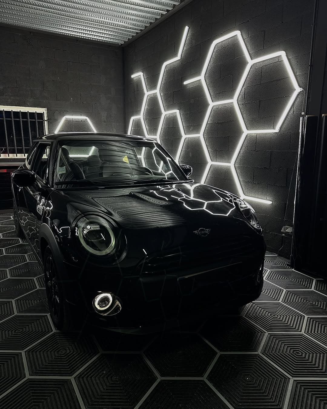 Cette Mini Cooper est arrivée avec du chrome parto