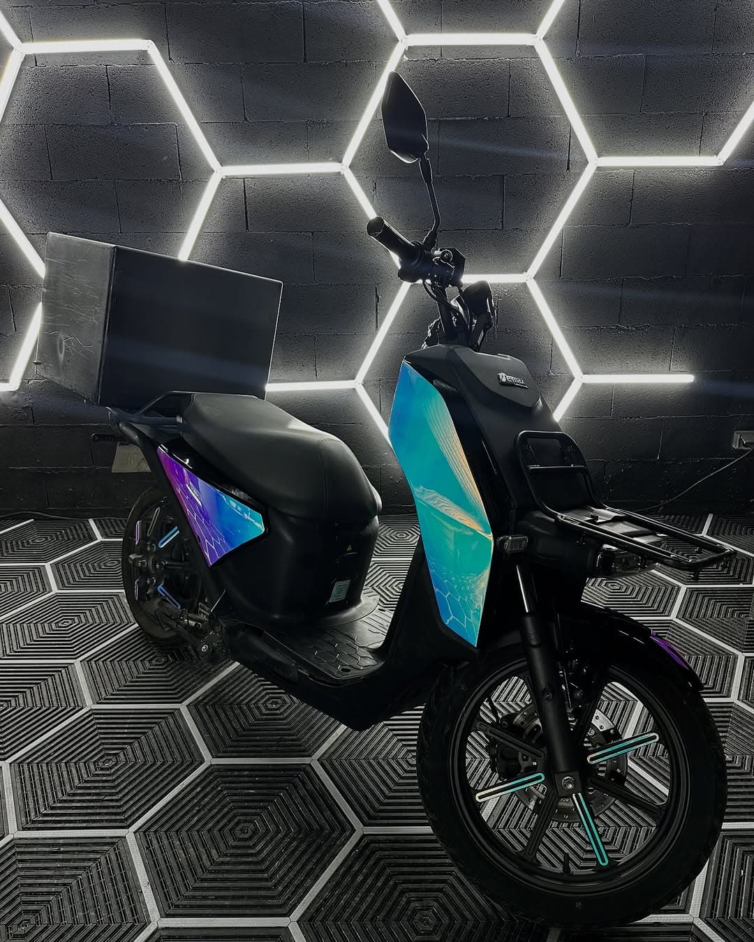 Covering complet pour ce scooter de livraison ! 🔥